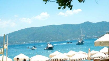 Türk Rivierası’nın en güçlü lokal markalarından Lucca Beach, kapılarını Bodrum Demirbükü’nde açtı