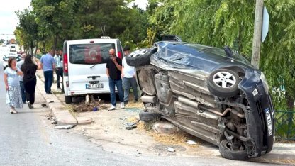 Eskişehir'de dolmuşun çarptığı otomobil yan yattı: 8 yaralı