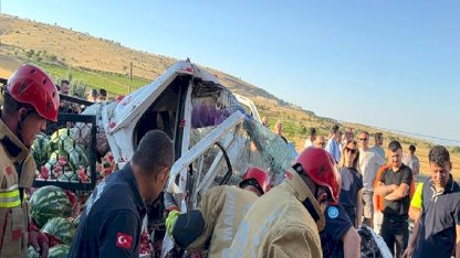 Kula'da Kamyonet TIR'a Çarptı: 2 Yaralı