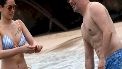 Romantik çift plaja indi, herkes aynı detaya takıldı