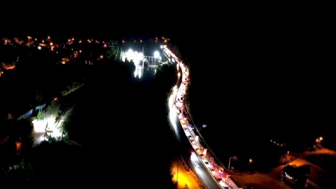 Yol çalışması ve trafik kazası birleşince Sakarya D-650 karayolunda trafik kilitledi